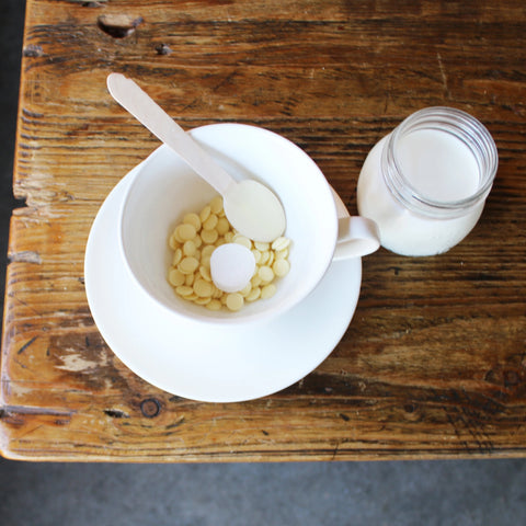 Hot chocolate kit including white chocolate buttons, chocolate dipped spoon and a fluffy marshmallow